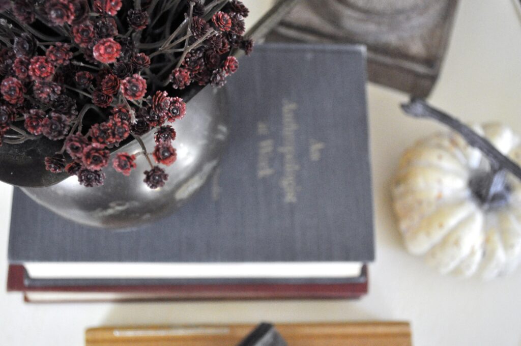 Farmhouse Fall Tour of Homes. Vase with flowers.