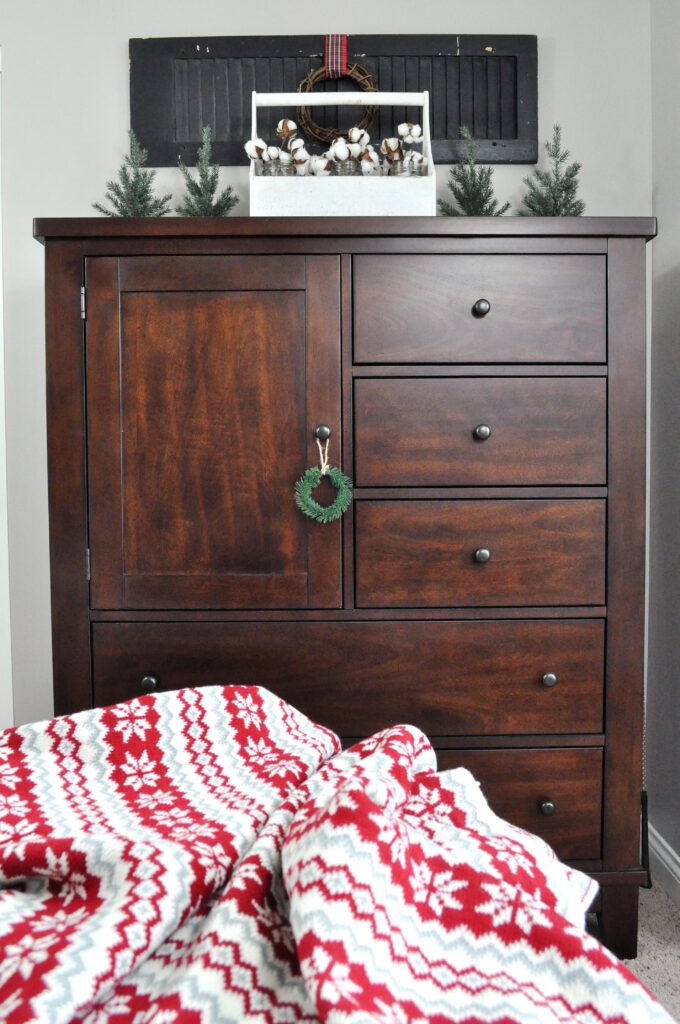 Farmhouse Chrismas Home Tour. Chest