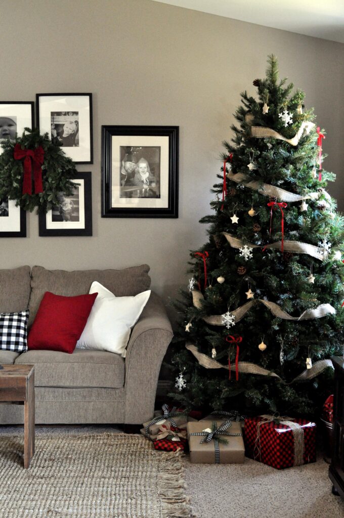 Farmhouse Chrismas Home Tour. Living Room Tree