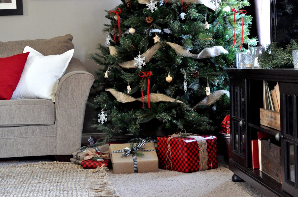 Farmhouse Chrismas Home Tour. Rustic Living Room