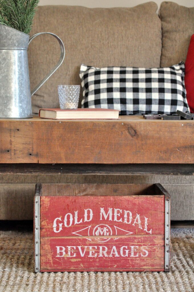 Farmhouse Chrismas Home Tour. Vintage Red Crate