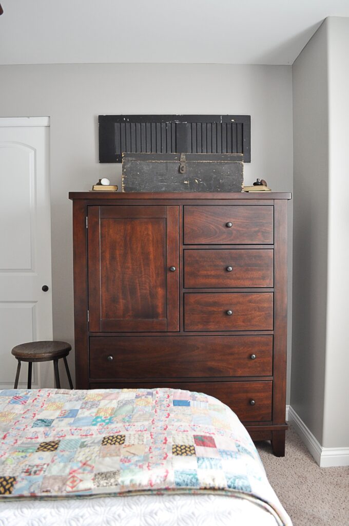 Farmhouse Guest Bedroom via littleglassjar.com