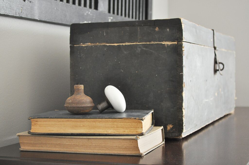 Farmhouse Guest Bedroom via littleglassjar.com