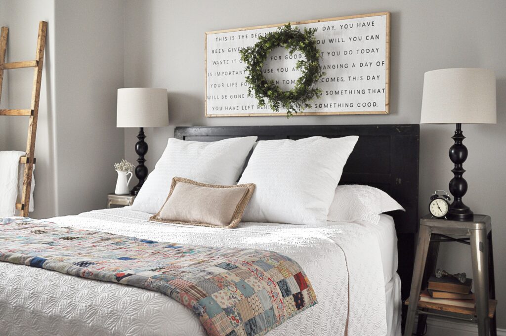 Farmhouse Guest Bedroom via littleglassjar.com