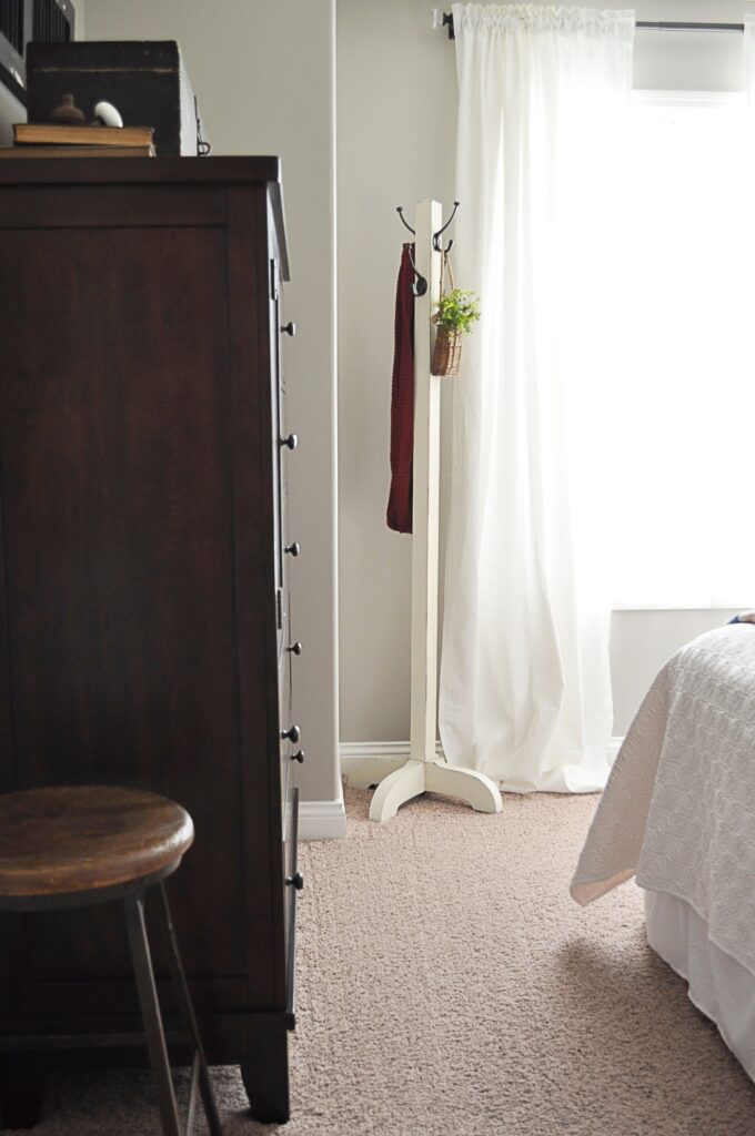 Farmhouse Guest Bedroom via littleglassjar.com