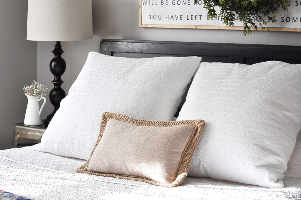 Farmhouse Guest Bedroom via littleglassjar.com