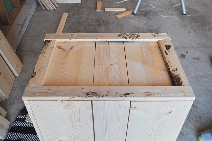 Make these rustic, farmhouse style DIY Crate Side Tables for your living room or bedroom! They are so easy to make! Tutorial here: https://www.littleglassjar.com/2017/04/25/diy-crate-side-tables/