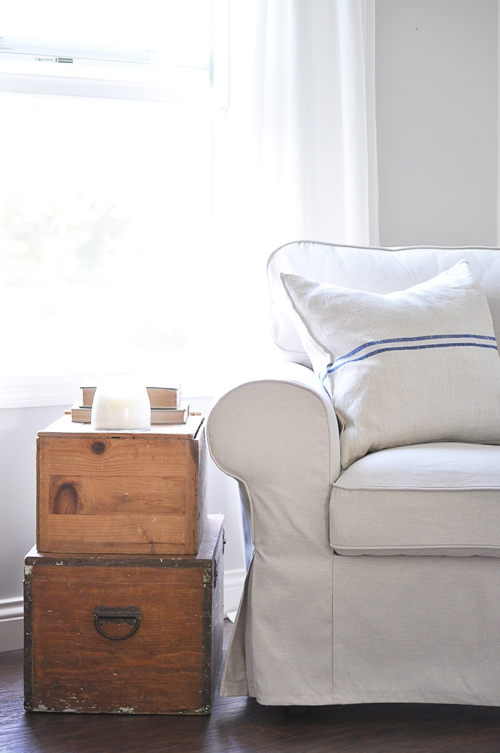 Beautiful slipcovered farmhouse style sofa and armchairs from Ikea!