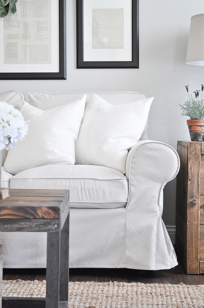 Beautiful slipcovered farmhouse style sofa and armchairs from Ikea!