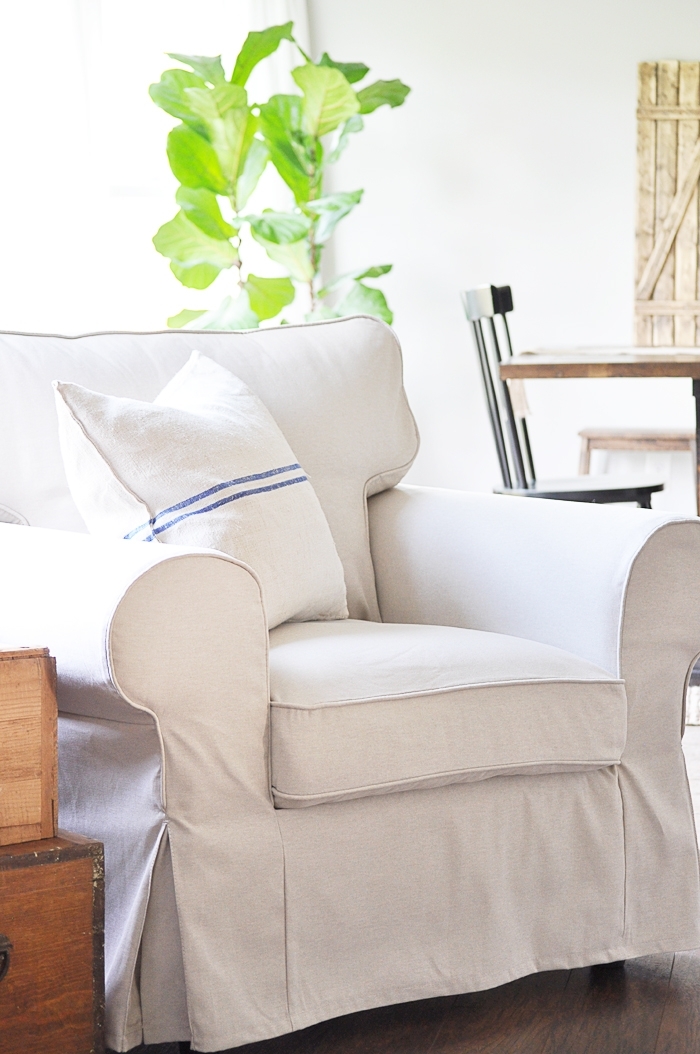 Beautiful slipcovered farmhouse style sofa and armchairs from Ikea!