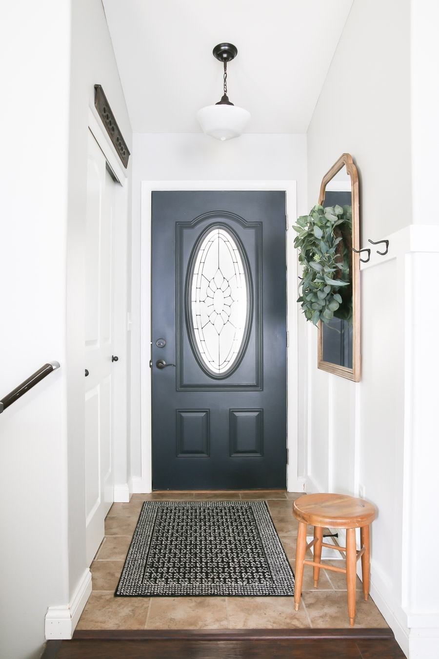 How to Decorate a Small Entryway