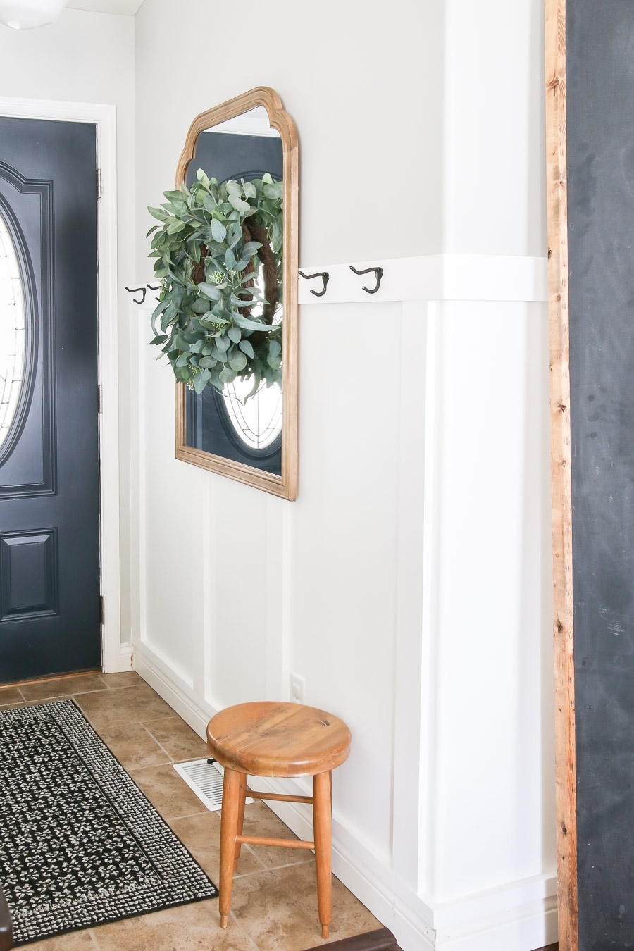 How to Decorate a Small Entryway