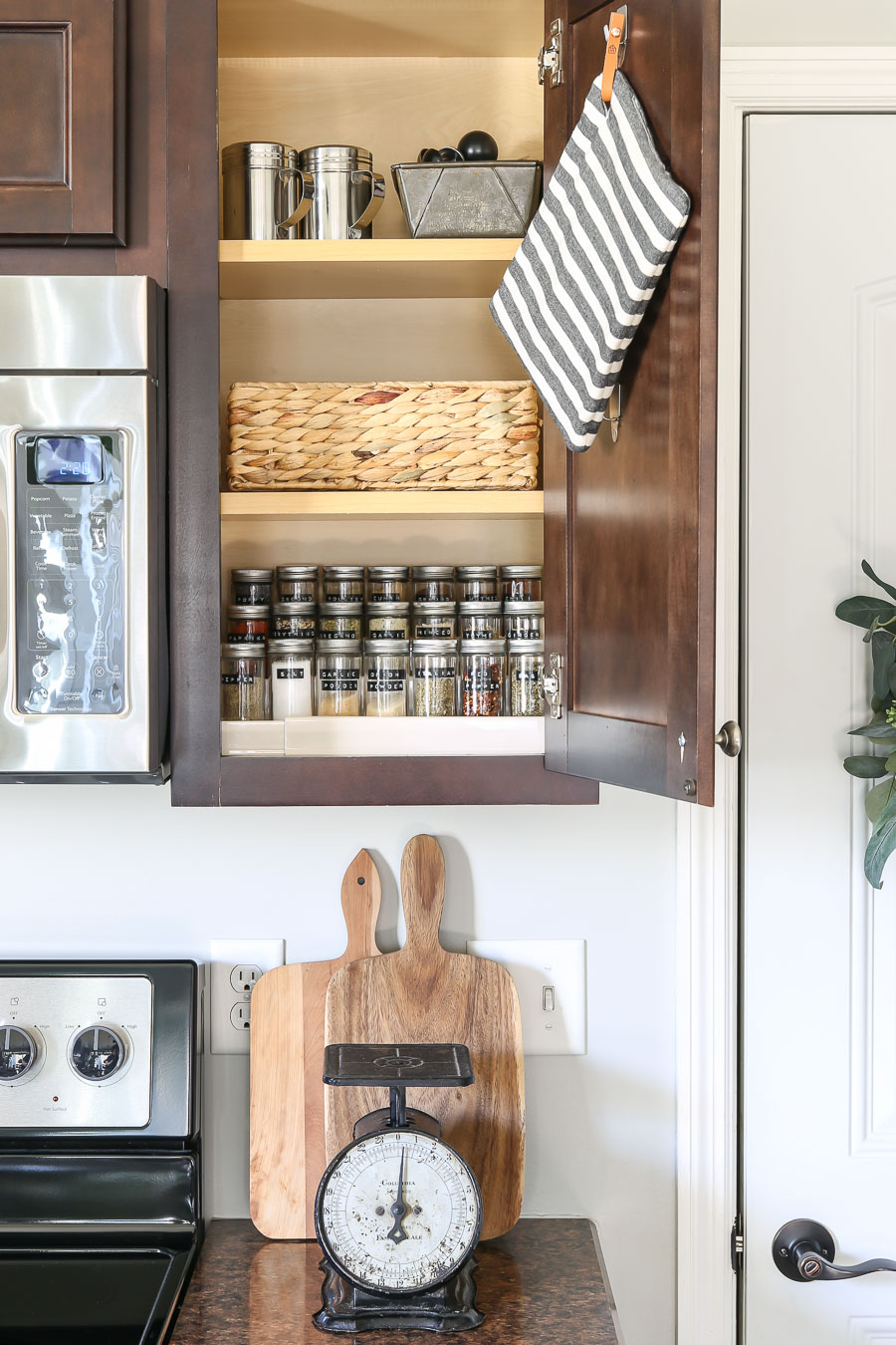 How to Organize Spice Cabinets with Labeled Jars from