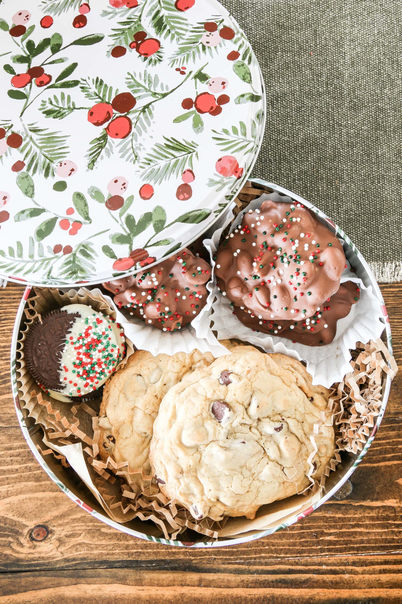 12 Best Cookie Tins for Holiday 2021 - Christmas Cookie Tins