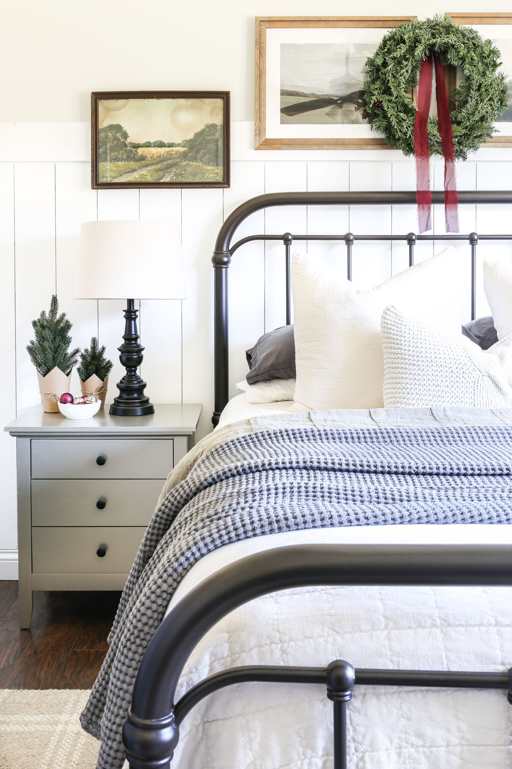 Simple Touches of Christmas in the Bedroom