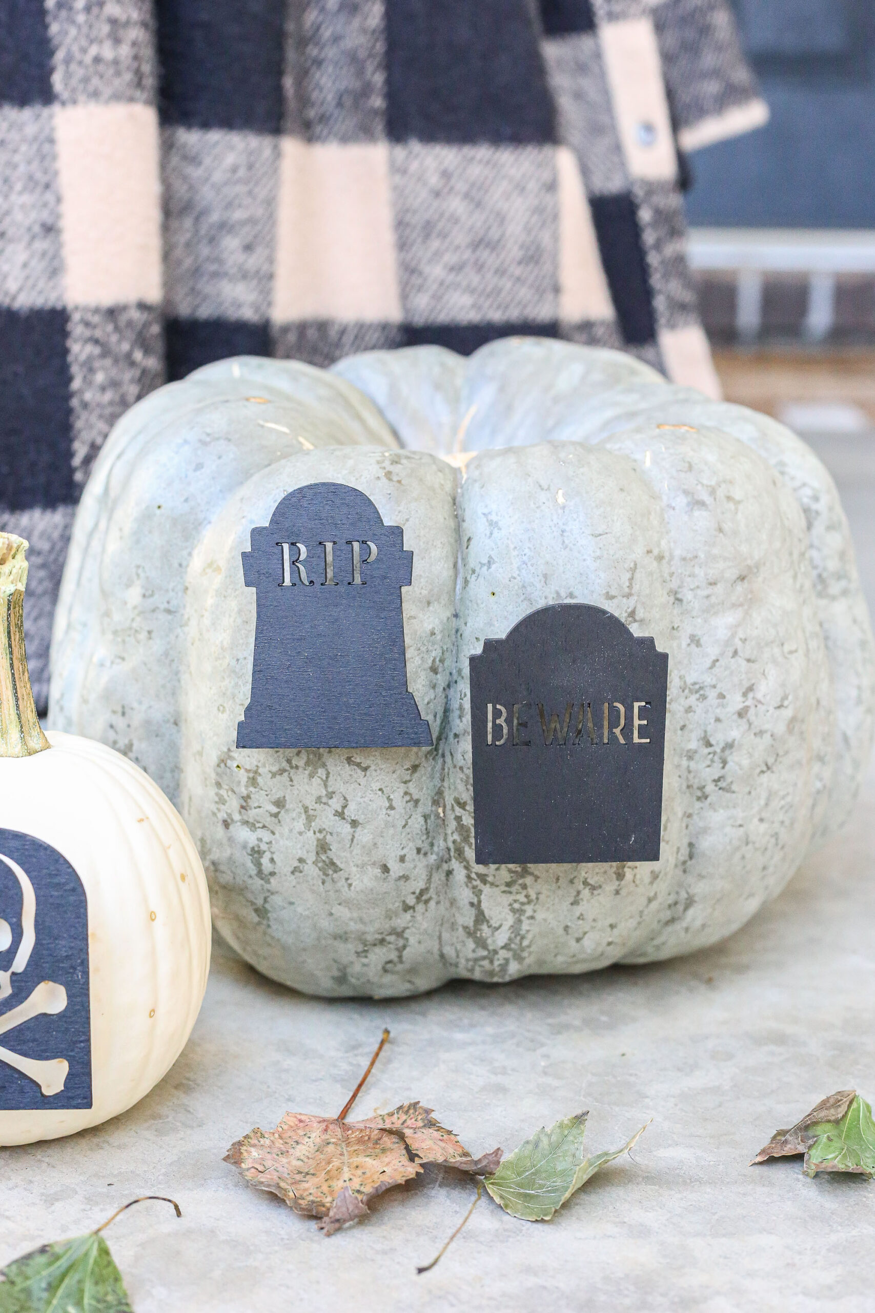 DIY Halloween Pumpkin Stakes